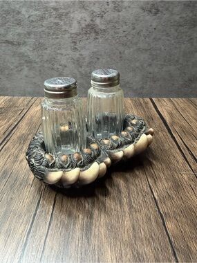 Novelty Tooth Design Salt and Pepper Shaker Set - Black and Cream